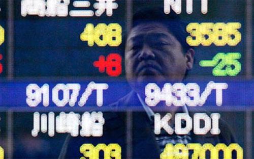 Ngay lúc mở cửa, chỉ số Nikkei của thị trường chứng khoán Nhật đã mất 1,6% - Ảnh: AP.<br>