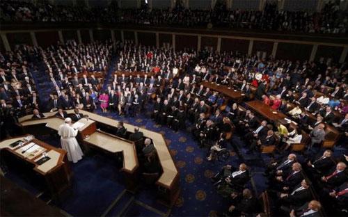 Tham dự buổi diễn thuyết của Giáo hoàng ngày 24/9 trên đồi Capitol có 500 nghị sỹ, thẩm phán và quan chức cấp cao của Mỹ - Ảnh: Reuters.<br>