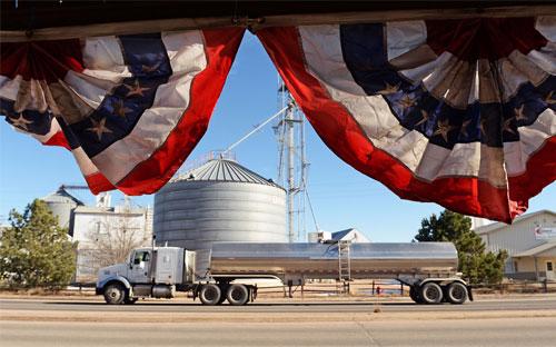 Một xe chở dầu ở Eaton, Colorado, Mỹ - Ảnh: Bloomberg/Getty.<br>