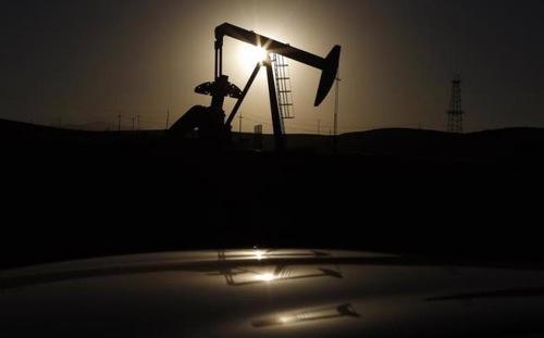 Từ đầu tháng tới nay, giá dầu thô tại thị trường Mỹ đã giảm 18% - Ảnh: Reuters.<br>