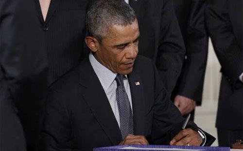 Tổng thống Mỹ Barack Obama trong lễ ký luật ngày 29/6 - Ảnh: Reuters.<br>