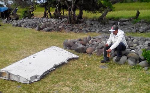 Mảnh vỡ tìm thấy trên đảo Reunion, nghi là một phần cánh của chuyến bay MH370 - Ảnh: Telegraph/Twitter.<br>