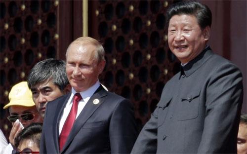 Tổng thống Nga Vladimir Putin (trái) và Chủ tịch Trung Quốc Tập Cận Bình (phải) dự lễ duyệt binh ở Thiên An Môn hôm 3/9 - Ảnh: AP/WP.<br>