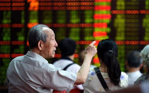 Trong một dấu hiệu của sự “tuyệt vọng” chưa từng có tiền lệ, toàn bộ 3 
chỉ số tương lai của thị trường chứng khoán Trung Quốc cùng sụt giảm 
kịch sàn biên độ 10% - Ảnh: Bloomberg.<br>