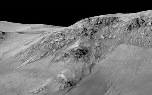 NASA đã phát 
hiện những vệt có chiều dài khoảng 100m xuất hiện theo mùa, chảy dốc 
xuống trên sao Hỏa. Những vệt này được cho là hình thành từ dòng nước 
mặn chảy không liên tục - Ảnh: NASA/Bloomberg.<br>