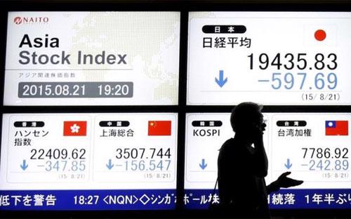 Các thị trường chứng khoán châu Á từ Nhật Bản tới Malaysia đồng loạt “đỏ lửa” ngay khi mở cửa phiên giao dịch đầu tuần - Ảnh: Reuters.<br>