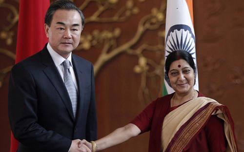 Bộ trưởng Bộ Ngoại giao Trung Quốc Vương Nghị và người đồng cấp Ấn Độ Sushma Swaraj - Ảnh: Reuters.<br>