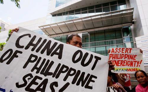 Người dân Philippines biểu tình về vấn đề biển Đông trước lãnh sự quán Trung Quốc ở Makati, Philippines - Ảnh: AP.