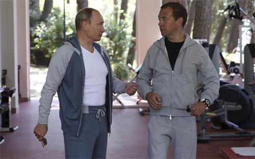 Tổng thống Nga Vladimir Putin (trái) và Thủ tướng nước này Dmitry Medvedev tại phòng tập thể hình trong loạt ảnh được công bố cách đây ít hôm - Ảnh: Reuters/BI.<br>