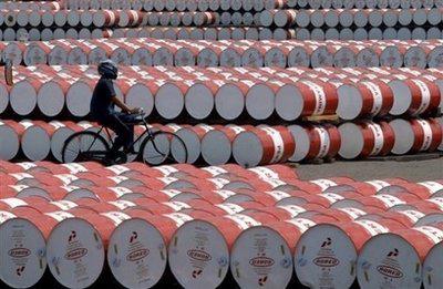 Việc Trung Quốc gia tăng lượng mua dầu thô đã làm xoa dịu những lo lắng của thị trường bấy lâu nay về vấn đề tiêu thụ yếu kém - Ảnh: AFP.<br>