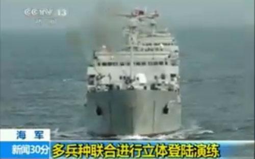 Một tàu của hải quân Trung Quốc tập trận trên biển Đông - Ảnh cắt từ clip, nguồn: Inquirer/CCTV.<br>