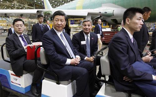 Chủ tịch Trung Quốc Tập Cận Bình (giữa) thăm nhà máy lắp ráp máy bay Boeing ở Everett, Mỹ, ngày 23/9 - Ảnh: Getty/Bloomberg.<br>