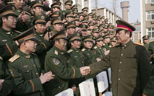 Tướng Quách Bá Hùng (phải) khi còn đương chức trong một sự kiện ở Thạch Gia Trang, Trung Quốc vào năm 2007 - Ảnh: WSJ/Reuters.<br>