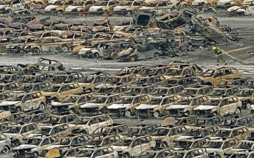 Hàng nghìn xe hơi đắt tiền bị thiêu rụi trong vụ nổ ở Thiên Tân - Ảnh: FT.<br>