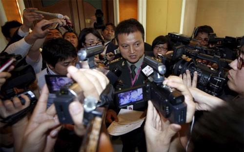 Phát ngôn viên Bộ Quốc phòng Trung Quốc Yang Yujun phát biểu trước báo giới trước thềm đối thoại an ninh Shangri-La ở Singapore ngày 29/5/2015 - Ảnh: Reuters. 