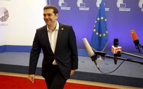 Thủ tướng Hy Lạp Alexis Tsipras trước khi tham dự hội nghị thượng đỉnh EU ngày 22/6 tại Brussels - Ảnh: Reuters.<br>