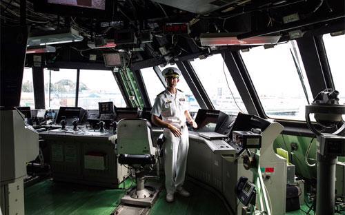 Ông Rich Jarrett, chỉ huy trưởng tàu USS Fort Worth của Mỹ - Ảnh: Bloomberg.<br>