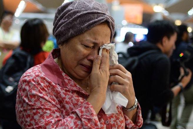 Nỗi đau đớn của một phụ nữ có thân nhân trên chuyến bay MH17 - Ảnh: AP.<br>