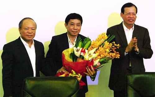 Chủ tịch và Tổng giám đốc Petro Vietnam chúc mừng ông Ninh Văn Quỳnh trên cương vị mới.<br>