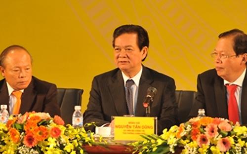Thủ tướng Nguyễn Tấn Dũng, Chủ tịch Petro Vietnam Phùng Đình Thực (bên phải), Tổng giám đốc Petro Vietnam Đỗ Văn Hậu (bên trái) tại lễ tổng kết.<br>