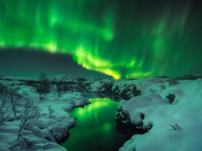 Bắc cực quang: Bắc cực quang là một trong những hiện tượng hiếm hoi, đem lại cảm giác phấn khích và ngỡ ngàng cho người xem. Những bức ảnh về bắc cực quang sẽ đưa bạn đến tận nơi để chiêm ngưỡng cảm giác kì diệu và tuyệt vời của những đường cong màu sắc lấp lánh trên bầu trời đêm.