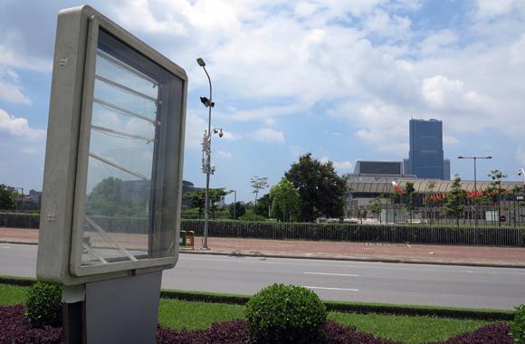 Một biển quảng cáo bỏ trống gần Trung tâm Hội nghị Quốc gia Hà Nội - Ảnh: ANTĐ.