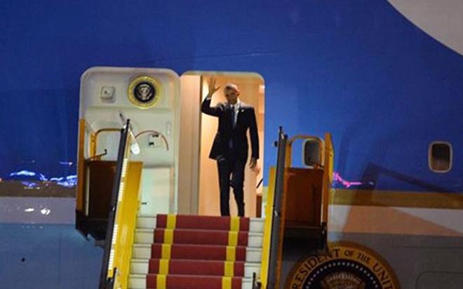 Chuyên cơ chở Tổng thống Mỹ Barack Obama đã hạ cánh tại sân bay quốc tế Nội Bài - Ảnh: Hoàng Hà/Zing.<br>