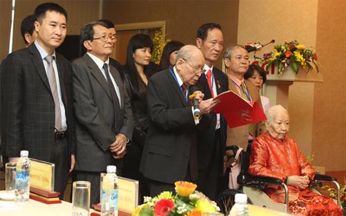 Đoàn đại biểu Hội đồng Doanh nhân và gia đình Việt Nam thay mặt cộng đồng doanh nghiệp, doanh nhân cả nước phát biểu chào mừng đại hội lần thứ 6 của Phòng Thương mại và Công nghiệp Việt Nam (VCCI).