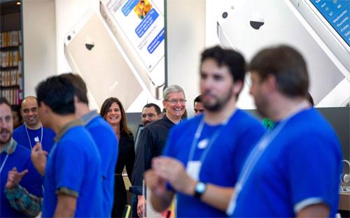 CEO Tim Cook của Apple trong một lần xuất hiện tại cửa hiệu bán lẻ của hãng ở Palo Alto, California - Ảnh: Bloomberg.<br>