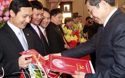 Đại diện Thành ủy Hà Nội trao quyết định luân chuyển cho 15 cán bộ thuộc diện Thường vụ Thành ủy quản lý, tháng 1/2014 - Ảnh: Đức Giang.