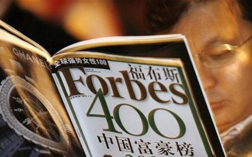 Việc tạp chí Forbes được chính gia đình sáng lập rao bán diễn ra trong 
bối cảnh ngành xuất bản báo in của thế giới lâm vào giai đoạn khó khăn 
do doanh thu quảng cáo giảm, lượng phát hành sa sút, và mức độ phổ biến 
ngày càng gia tăng của các loại hình truyền thông phi truyền thống.