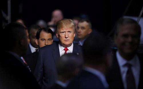 Tỷ phú Donald Trump, ứng cử viên Tổng thống Mỹ, chuẩn bị lên sân khấu tranh luận tối ngày 6/8 theo giờ địa phương - Ảnh: Reuters.<br>