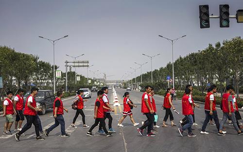 Khu tổ hợp nhà máy lắp ráp iPhone của Foxconn tại Trịnh Châu, Hà Nam, Trung Quốc hiện có tới 250.000 công nhân.<br>