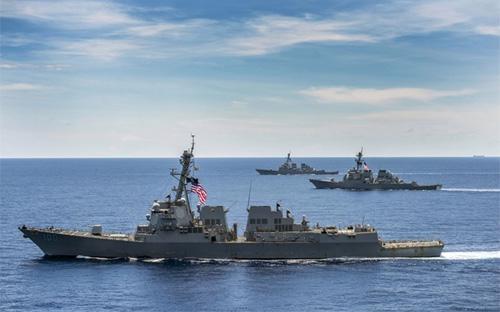 Ba tàu chiến USS John S. McCain (DDG 56), USS Kidd (DDG 100) và USS Stethem (DDG 63) thuộc Hạm đội 7, trong một hành trình qua biển Đông.