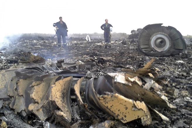 Nhân viên Bộ Tình trạng khẩn cấp Ukraine có mặt tại hiện trường vụ rơi máy bay - Ảnh: Reuters.