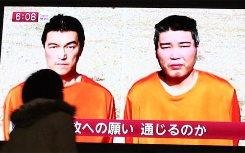 Truyền hình Nhật phát một bản tin về hai con tin Nhật Bản bị IS hành quyết.<br>