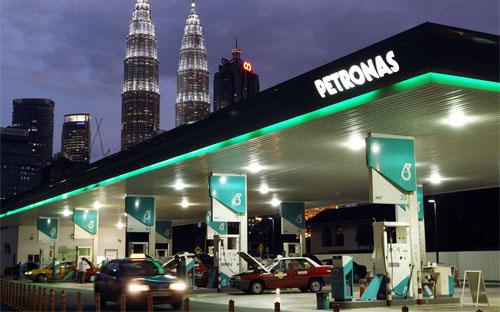 Hãng dầu lửa quốc doanh Petronas của Malaysia mới đây tuyên bố dự định cắt giảm vốn đầu tư cơ bản ở mức 15-20% trong năm nay - Ảnh: Bloomberg/WSJ.<br>