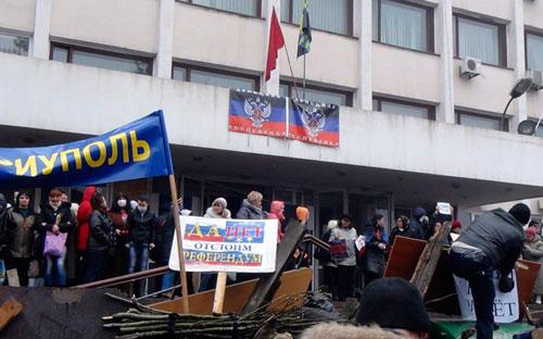 Hỗn loạn tại thành phố Mariupol - Ảnh: Reuters/ RT.<br>