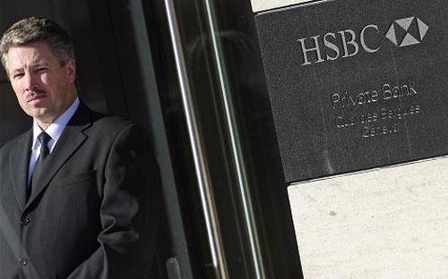 Tờ báo Guardian của Anh khẳng định, tài liệu rò rỉ cho thấy ngân 
hàng HSBC Thụy Sỹ thường xuyên cho phép khách hàng rút “hàng cục” tiền 
mặt, thường là ngoại tệ - Ảnh: Getty/CNBC. 