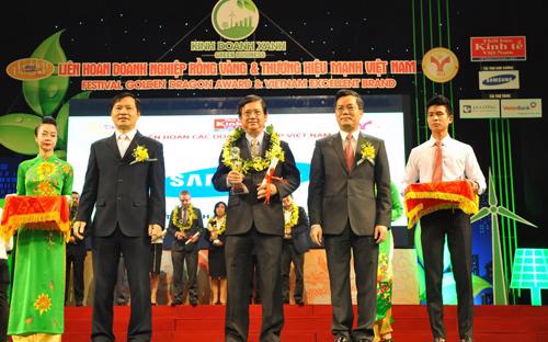 Ông Nguyễn Văn Đạo, Phó Tổng giám đốc Samsung Vietnam (giữa), nhận giải Rồng Vàng 2014.
