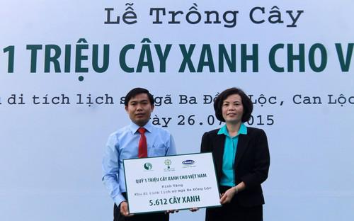 Bà Bùi Thị Hương, Giám đốc Điều hành Vinamilk, trao tặng bảng tượng 
trưng tài trợ cây xanh cho đại diện ban giám đốc khu di tích lịch sử ngã ba Đồng Lộc, tỉnh Hà Tĩnh.