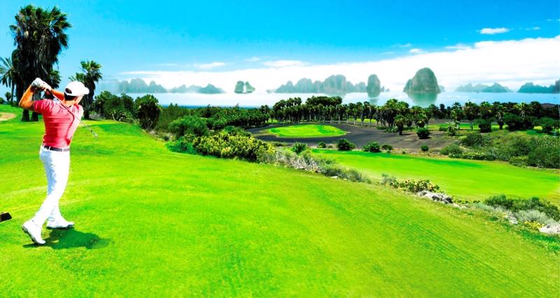 FLC Ha Long Bay Golf Club &amp; Luxury Resort là dự án biệt thự sân golf trên đồi, nhắm tới đối tượng khách hàng cao cấp, là các “đại gia” đang cần tìm một căn nhà cao cấp, tại một trong những vị trí có thể xem là đẹp nhất tại Hạ Long.