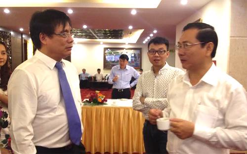 Viện trưởng Viện Kinh tế Việt Nam Trần Đình Thiên (bên trái) trao đổi bên lề Diễn đàn Kinh tế Mùa xuân 2015.<br>