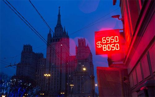 Trước khi diễn ra động thái hạ lãi suất của Ngân hàng Trung ương Nga, 
thị trường hầu như không lường trước được việc lãi suất đồng Rúp sớm 
được đưa về mức thấp hơn - Ảnh: Bloomberg. 