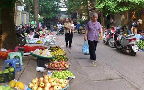 Ngoài lý do được mùa do thời tiết thuận lợi trong dịp trước và sau Tết, 
theo tìm hiểu của VnEconomy, giá cả lương thực, thực phẩm, rau xanh… 
trong dịp này giữ ổn định có phần do sức mua không tăng mạnh như nhiều 
năm trước, trong khi nguồn cầu lại có xu hướng tăng.