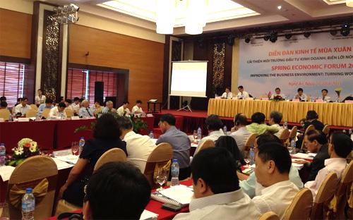 Phiên thảo luận sáng 21/4 tại Diễn đàn Kinh tế Mùa xuân 2015, tổ chức ở thành phố Vinh, Nghệ An.<br>