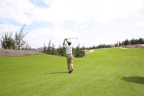 Cũng tại lễ khai trương sân golf FLC Quy Nhơn Golf Links, FLC đã khánh thành giai đoạn 1 khu biệt thự nghỉ dưỡng FLC Resort Quy Nhơn và cất nóc khách sạn FLC Hotel Quy Nhơn.