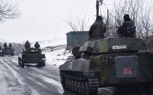 Một đoàn xe tăng của quân ly khai ở miền Đông Ukraine - Ảnh: BBC/AP.<br>