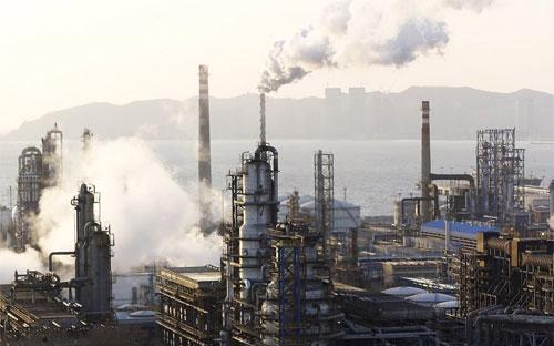 Một nhà máy lọc dầu của Trung Quốc - Ảnh: Reuters.<br>