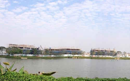 Trung tâm thương mại và bán lẻ tọa lạc ngay bên hồ nước xanh mát của công viên Yên Sở gồm 5 khối nhà, 56 căn.